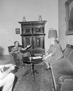 885019 Afbeelding van de ontvangst van een Canadese roeier die aangemeerd is aan de werf langs de Oudegracht bij de ...